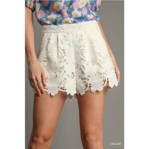 Umgee Cream Floral Lace Scalloped Hem Shorts
